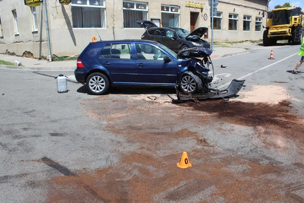 FOTO: Mladík nedal přednost autu na hlavní silnici. Po střetu auto začalo hořet a čtyři lidé se zranili