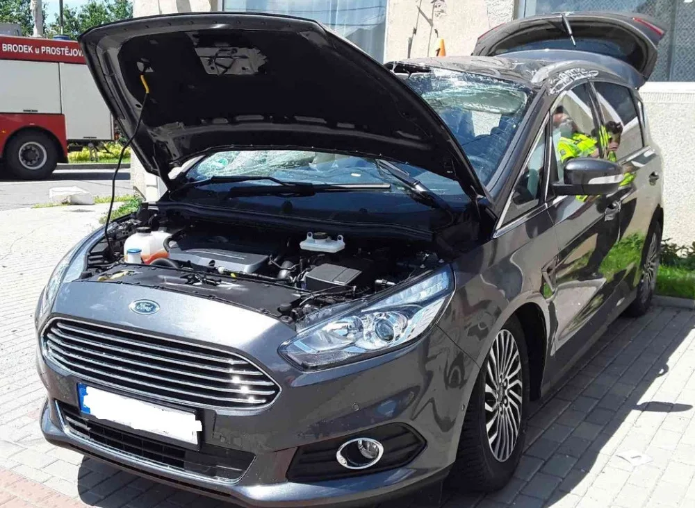 FOTO: Mladík nedal přednost autu na hlavní silnici. Po střetu auto začalo hořet a čtyři lidé se zranili
