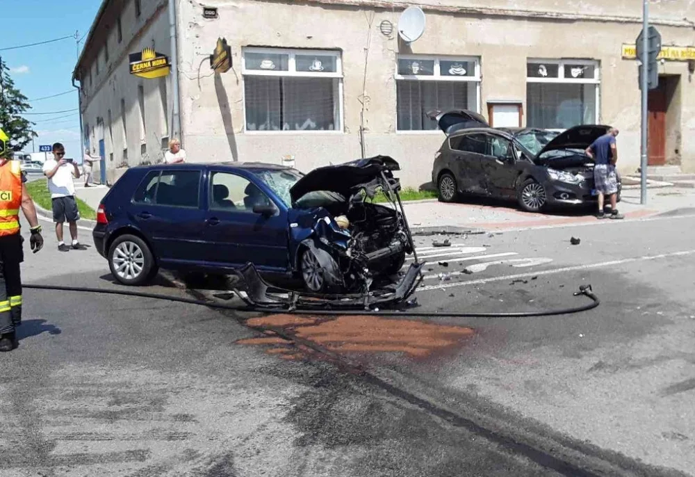 FOTO: Mladík nedal přednost autu na hlavní silnici. Po střetu auto začalo hořet a čtyři lidé se zranili