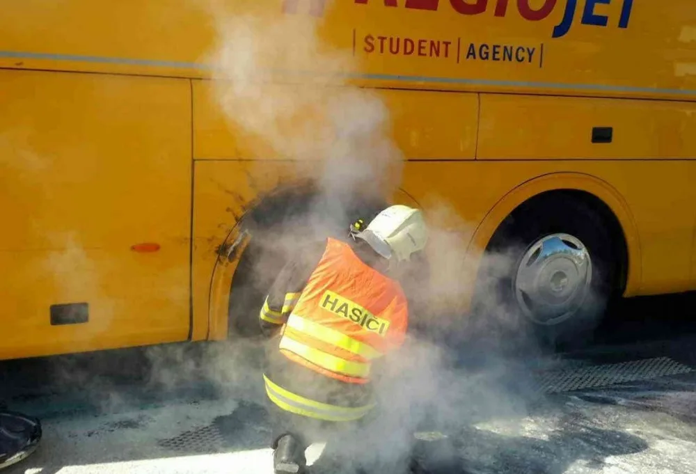 AKTUÁLNĚ: Autobusu v Lipenské ulici hořelo kolo. Cestující přepraví jiný dopravce