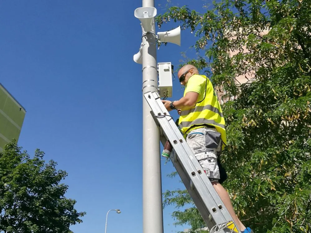 První hlásiče nového městského informačního a výstražného systému byly instalovány na lampách