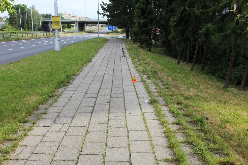 Policie pátrá po cyklistovi, který narazil do cyklistky na chodníku u Hotelového domu a z místa odešel