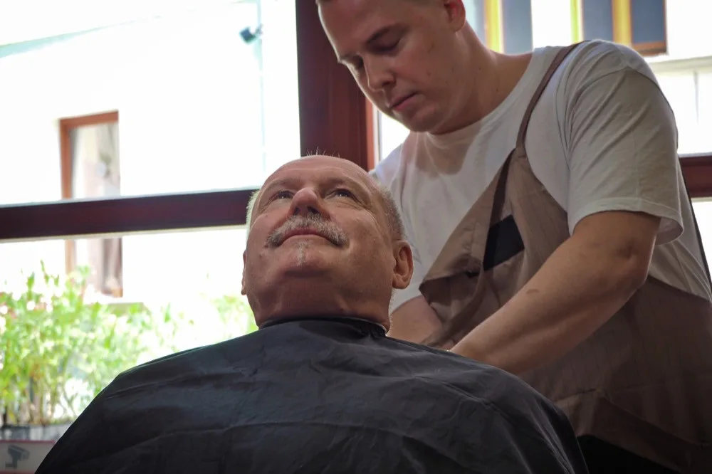 FOTO/VIDEO: Hejtman Okleštěk přišel o svůj legendární knír. Připravili ho o něj štědří dárci
