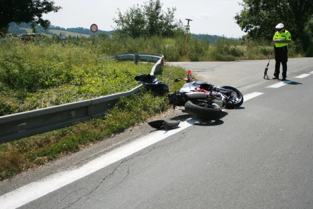 Motorkář jel příliš rychle a narazil do svodidel. Do nemocnice ho transportoval vrtulník