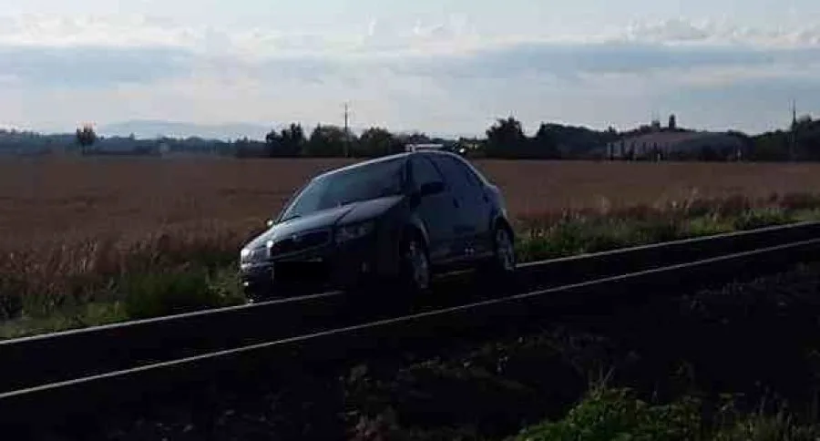 Policisté pátrají po svědcích nehody, po které museli hasiči vystříhat zraněného řidiče z auta