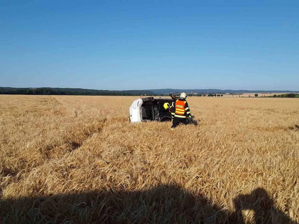 Policisté pátrají po svědcích nehody, po které museli hasiči vystříhat zraněného řidiče z auta