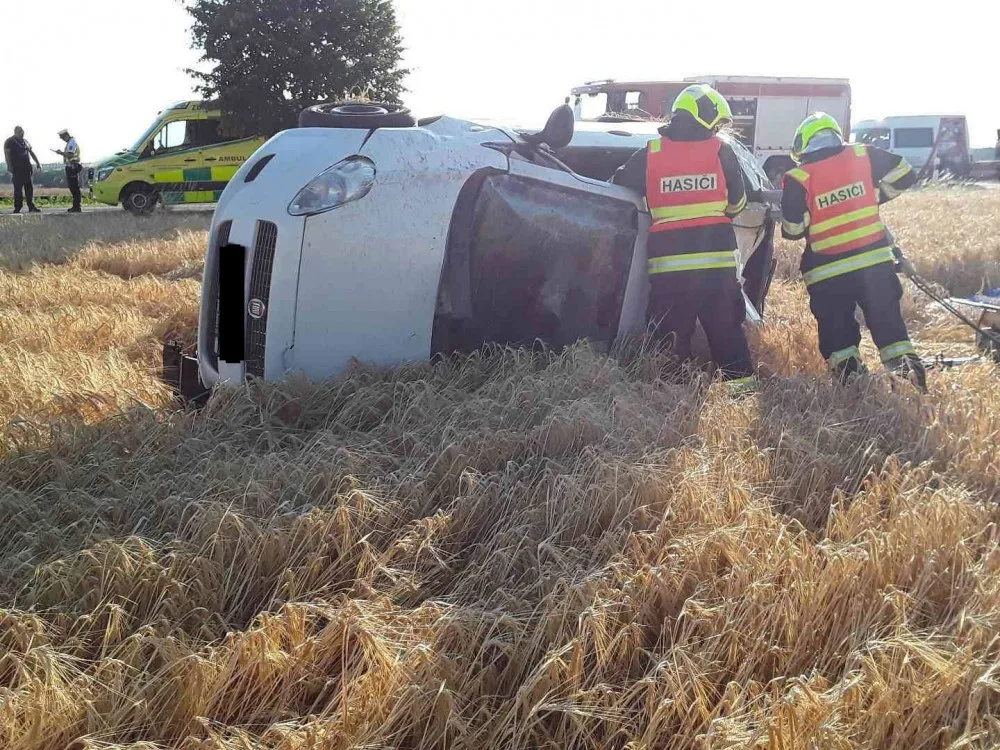 Policisté pátrají po svědcích nehody, po které museli hasiči vystříhat zraněného řidiče z auta