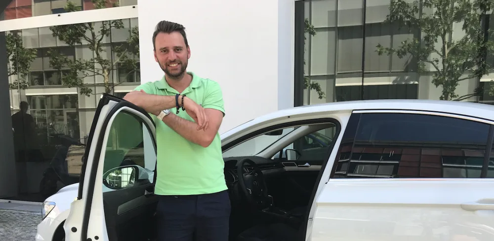 Touha vlastnit auto dnes už není tak silná. Lidé chtějí jen tankovat a jezdit, říká šéf start-upu Driveto Adam Szabó