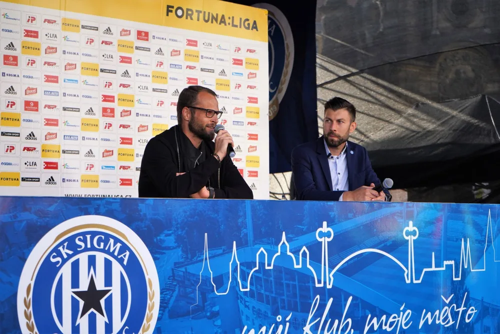FOTO/VIDEO: Sigma Olomouc představila na Horním náměstí retrodresy i cíle pro novou sezónu