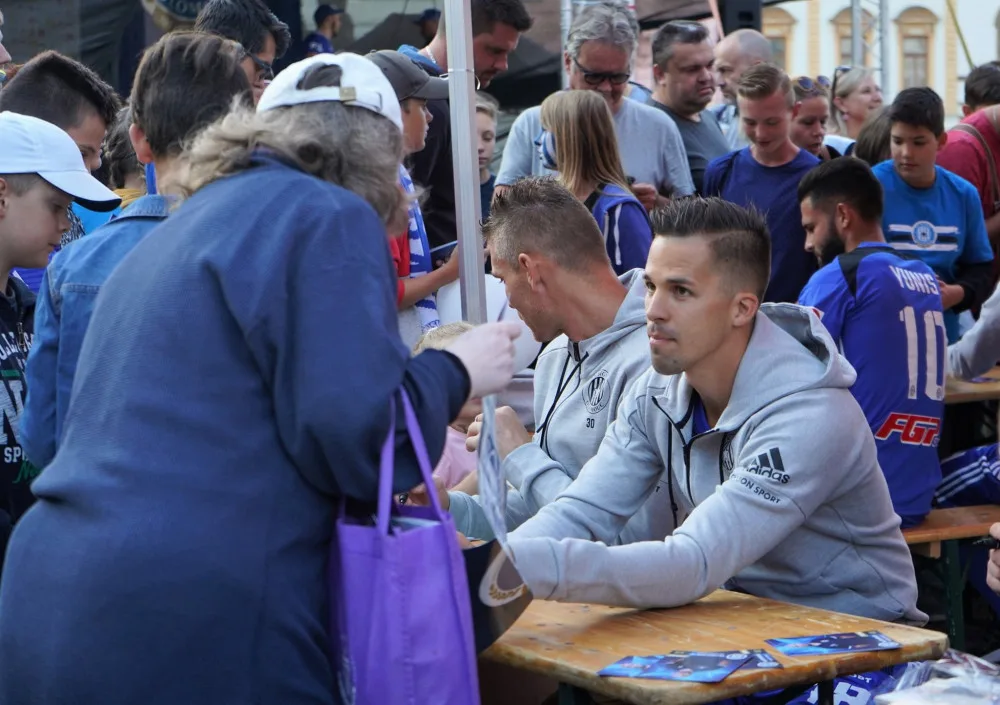 FOTO/VIDEO: Sigma Olomouc představila na Horním náměstí retrodresy i cíle pro novou sezónu