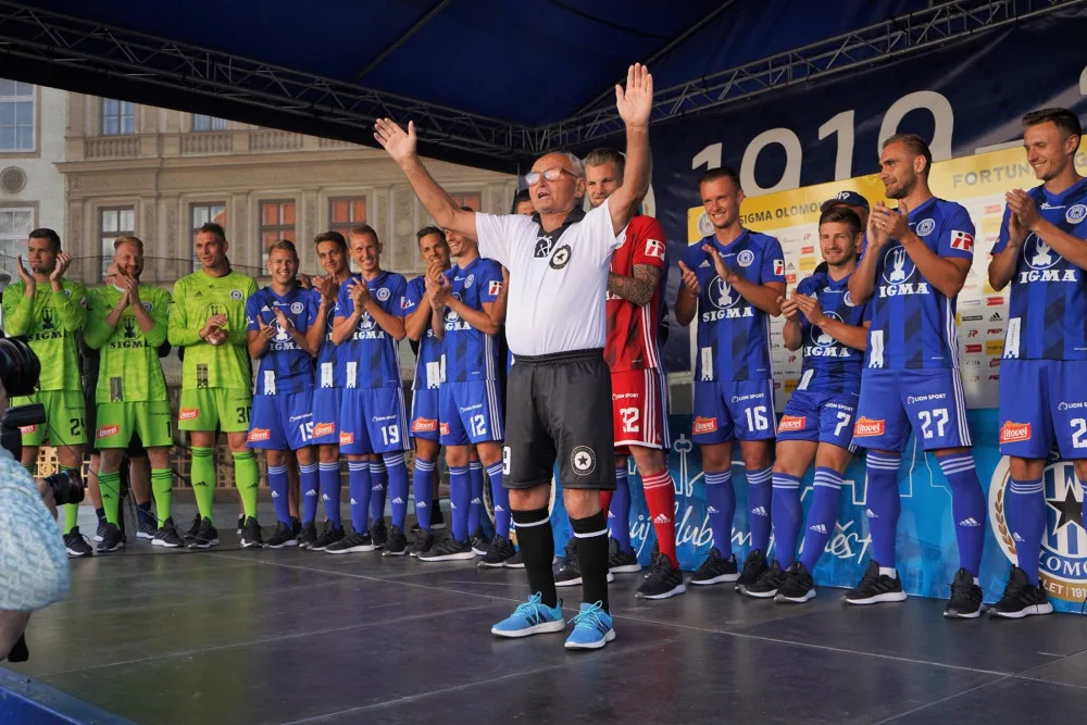 FOTO/VIDEO: Sigma Olomouc představila na Horním náměstí retrodresy i cíle pro novou sezónu