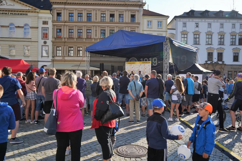 FOTO/VIDEO: Sigma Olomouc představila na Horním náměstí retrodresy i cíle pro novou sezónu