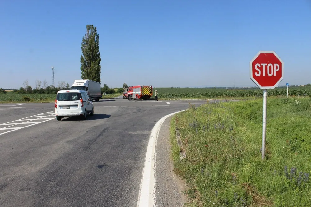 Motorkář se zranil při nehodě na křižovatce u Velkého Týnce. Policie hledá svědky