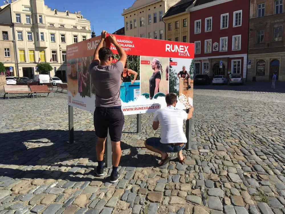 FOTO: Na Dolním náměstí si můžete prohlédnout soutěžní výstavu k extrémnímu závodu Runex Race