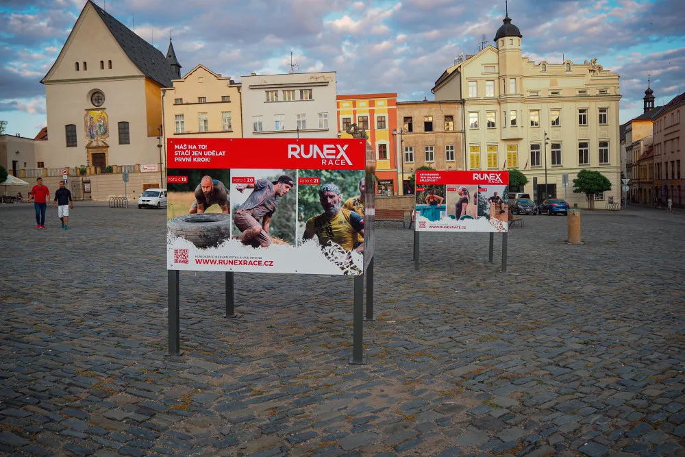 FOTO: Na Dolním náměstí si můžete prohlédnout soutěžní výstavu k extrémnímu závodu Runex Race