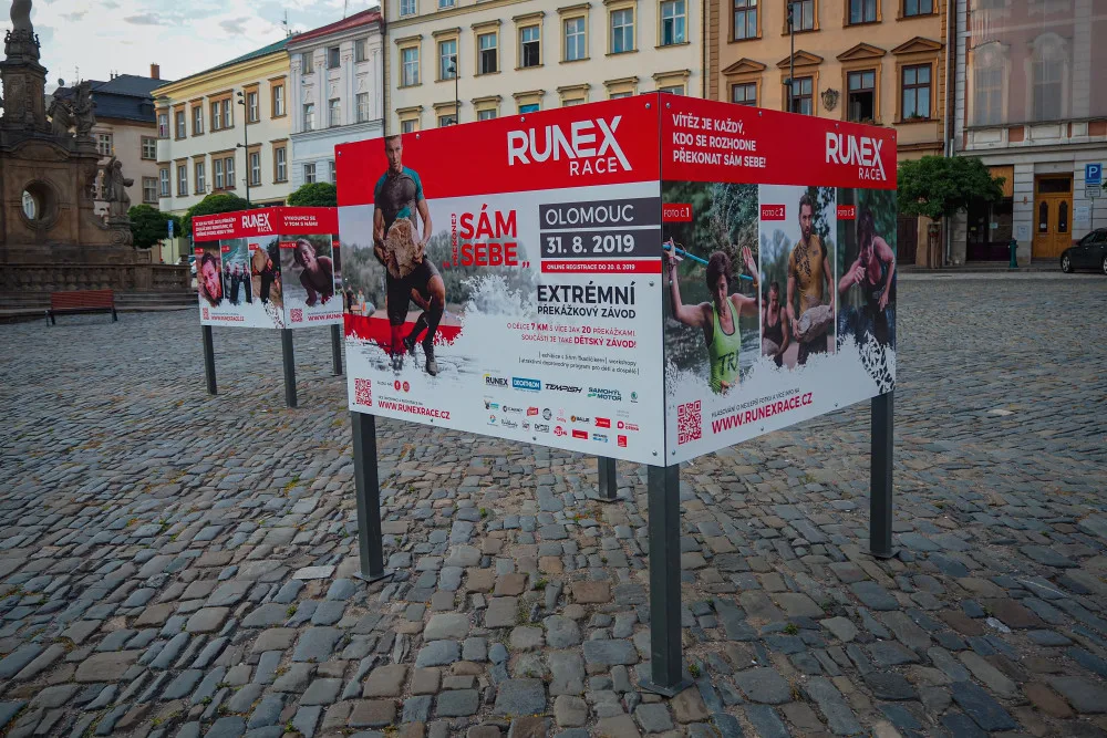 FOTO: Na Dolním náměstí si můžete prohlédnout soutěžní výstavu k extrémnímu závodu Runex Race