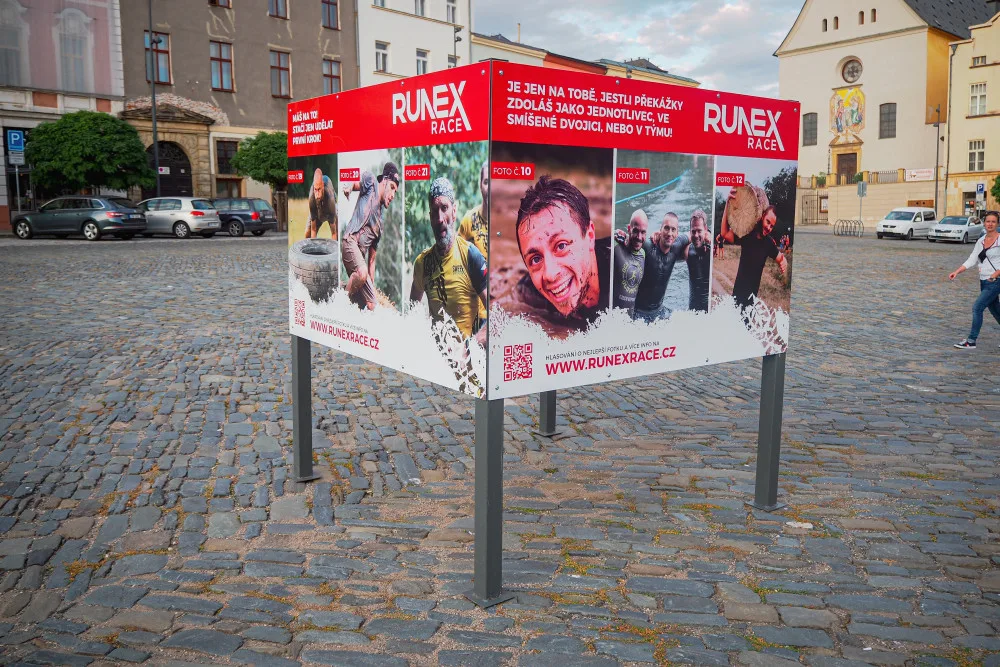 FOTO: Na Dolním náměstí si můžete prohlédnout soutěžní výstavu k extrémnímu závodu Runex Race