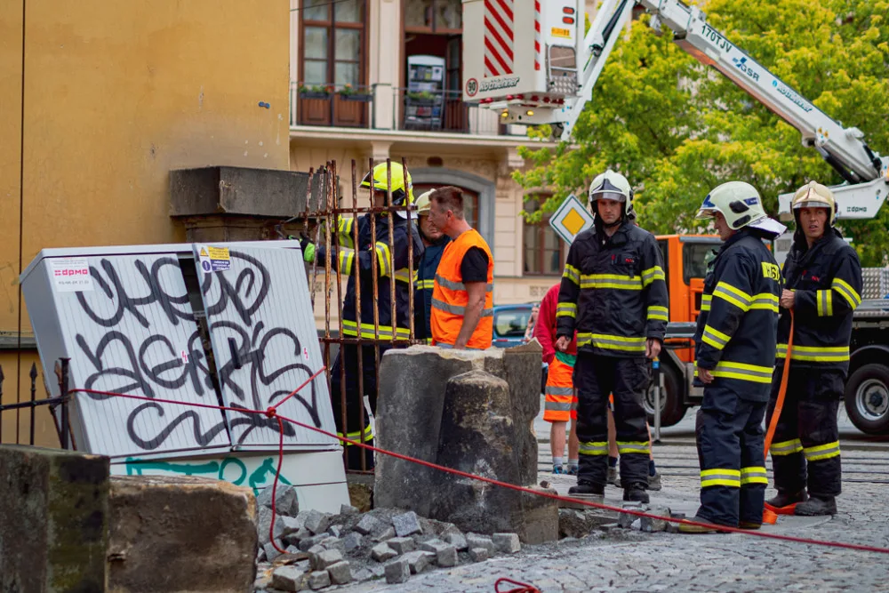 FOTO/VIDEO: Náklaďák u muzea poničil pískovcový sloup a vyvrátil rozvodnou skříň. Řidiče chytili až na Wellnerově ulici