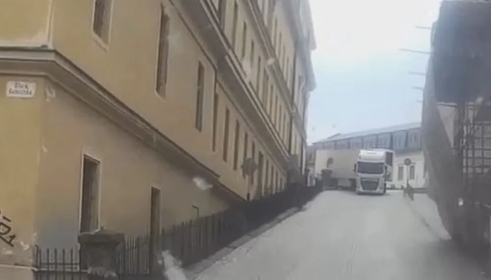 VIDEO: Řidič kamionu nevytočil zatáčku v centru Olomouce. Poškodil pilíř a rozvodnou skříň