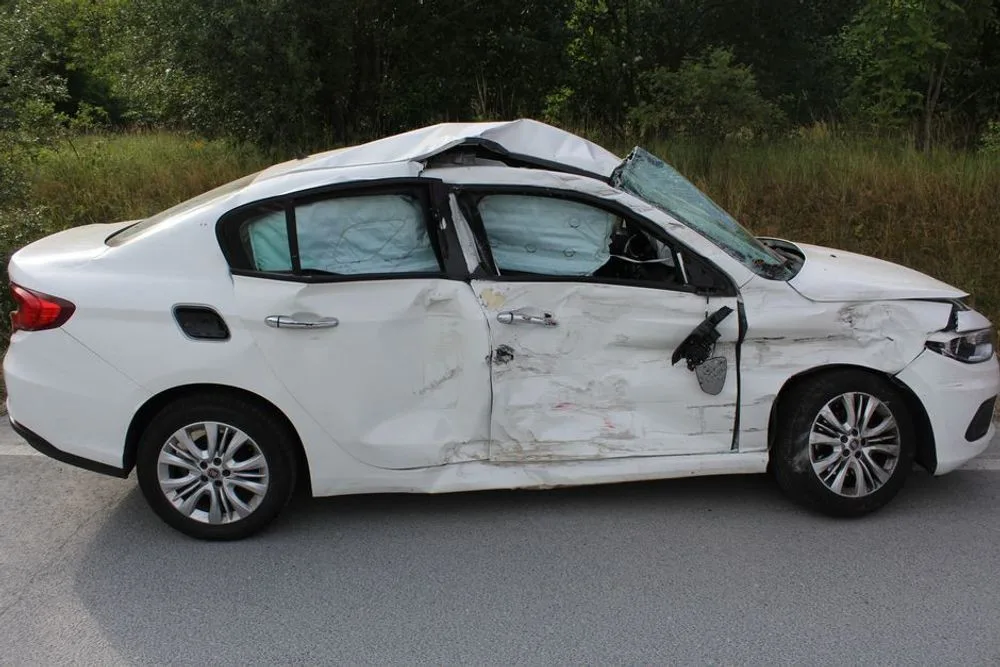 Řidička nedala v křižovatce přednost náklaďáku. Došlo ke srážce a žena utrpěla zranění