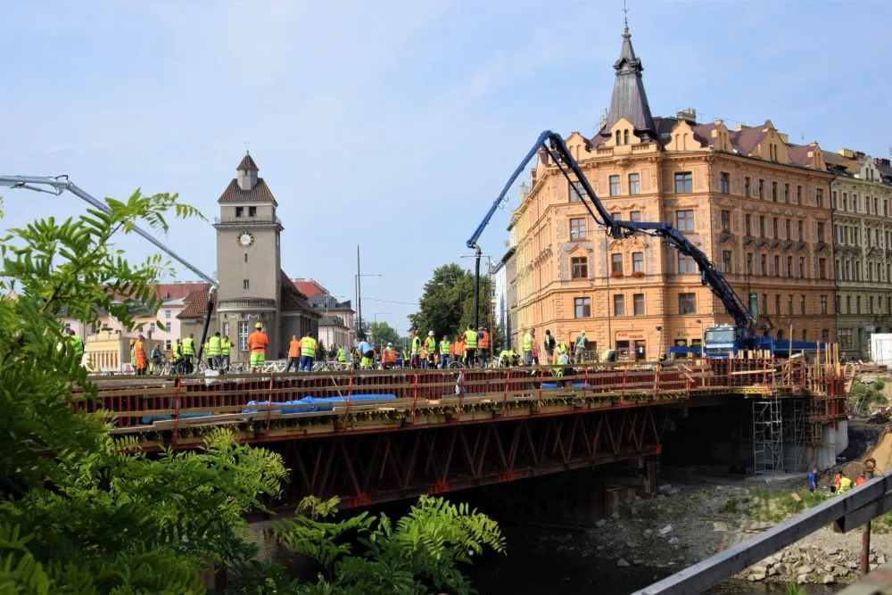FOTO/VIDEO: U Bristolu probíhají unikátní práce. Celý most se musí vybetonovat za jediný den