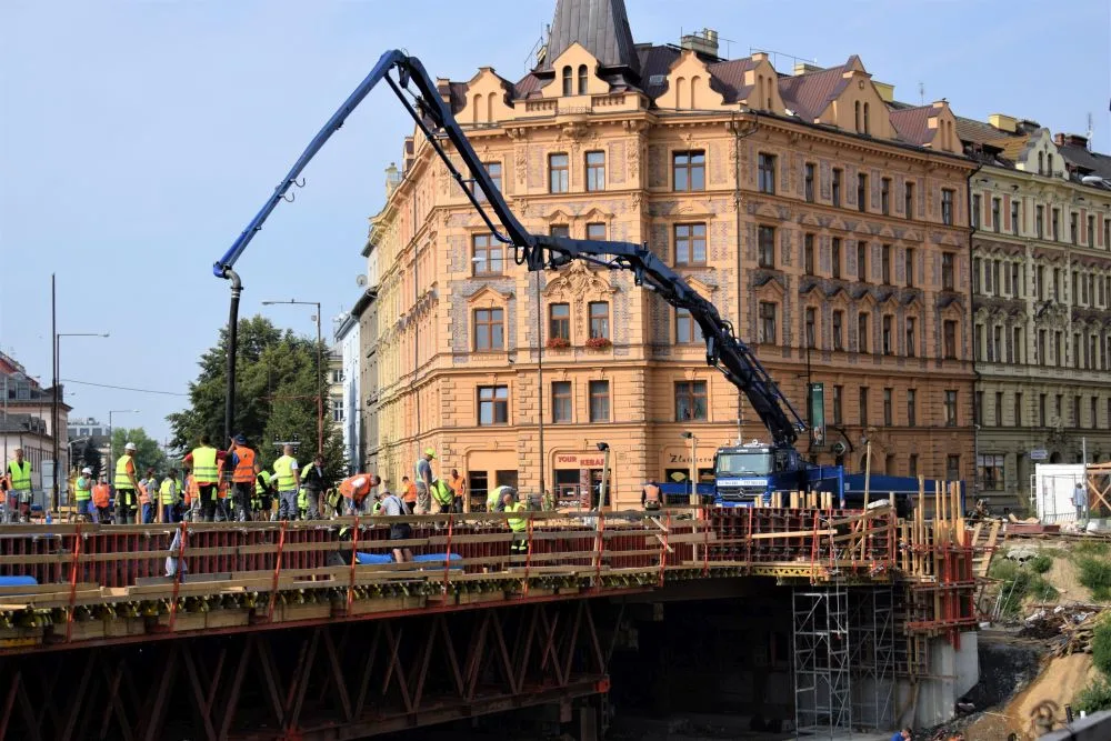 FOTO/VIDEO: U Bristolu probíhají unikátní práce. Celý most se musí vybetonovat za jediný den
