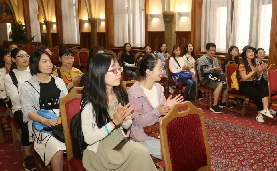 Studenti i pedagogové z Číny poznávají Olomouc. Dorazilo jich přes dvě stě