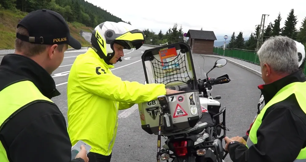 VIDEO: Policisté v neděli obsadili Červenohorské sedlo. Jen za odpoledne rozdali téměř dvacet pokut