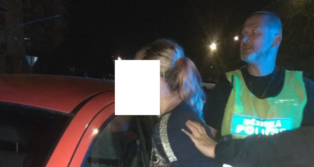 U nádraží se střetla cisterna s autem, jehož řidička byla opilá. Strážníkům pak chtěla utéct, skončila připoutaná k lampě