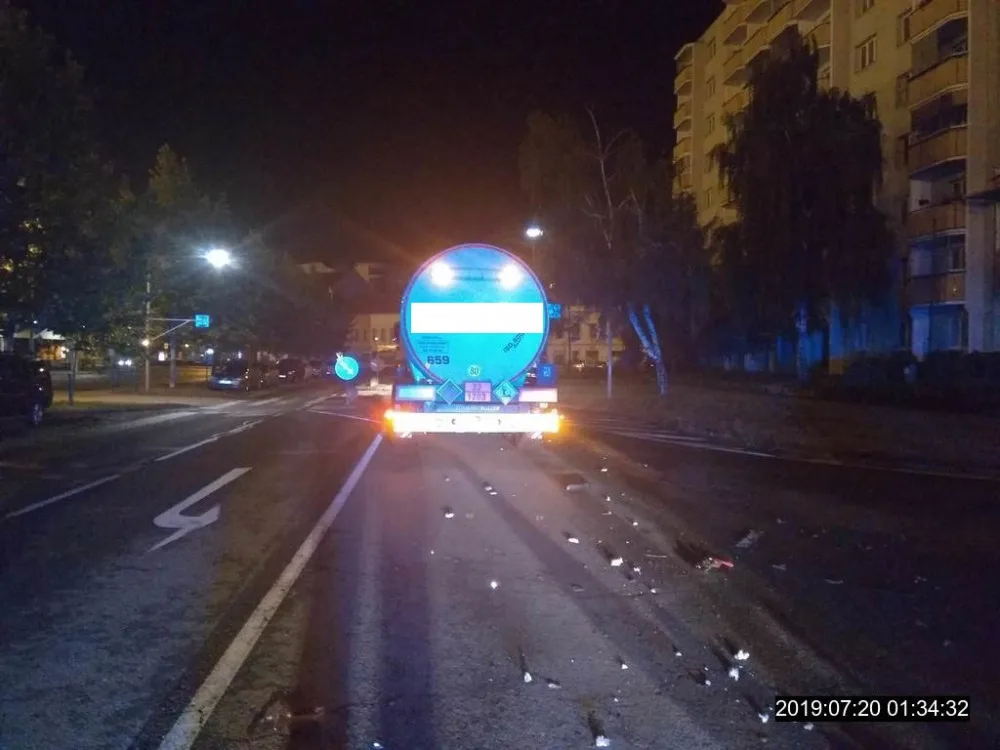 U nádraží se střetla cisterna s autem, jehož řidička byla opilá. Strážníkům pak chtěla utéct, skončila připoutaná k lampě