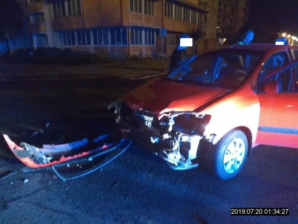 U nádraží se střetla cisterna s autem, jehož řidička byla opilá. Strážníkům pak chtěla utéct, skončila připoutaná k lampě