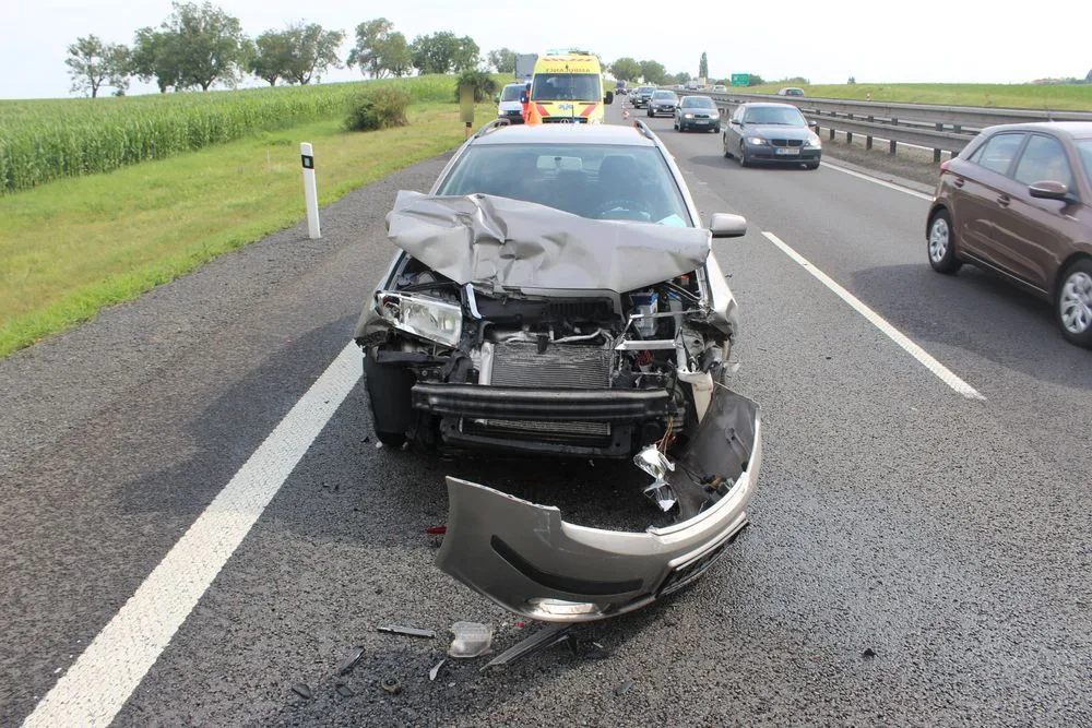 Na dálnici D46 se srazilo osobní auto s náklaďákem. Spolujezdkyně utrpěla zranění a skončila v nemocnici