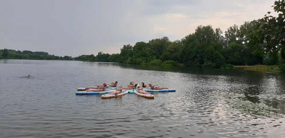 FOTO: Na Poděbradech se cvičí Paddle Yoga, zábavným způsobem procvičíte celé tělo