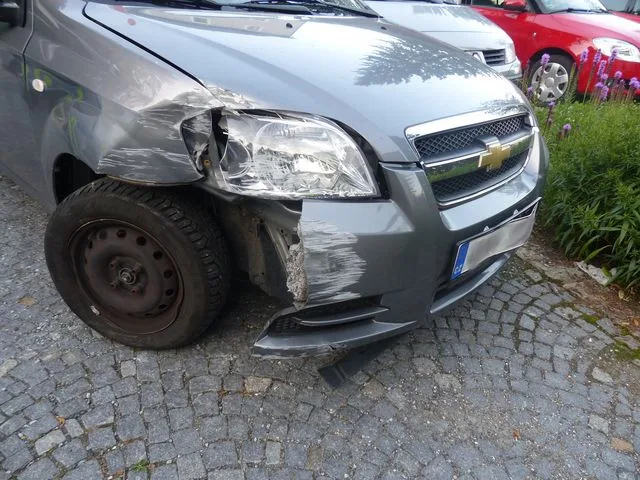 FOTO: Seniorka dvakrát nabourala a stále pokračovala v jízdě. Do přístroje fouknout nezvládla
