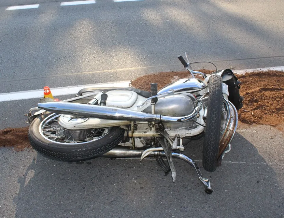 U Olomouce se čelně srazil motorkář s Fabií. Nehoda si vyžádala tři zraněné