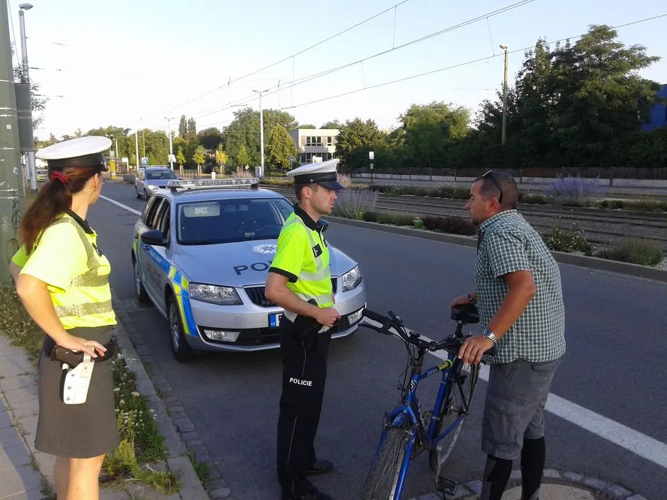 FOTO: Policisté dnes ráno zastavili dvacet cyklistů, kteří porušili zákon. Kontroly budou pokračovat