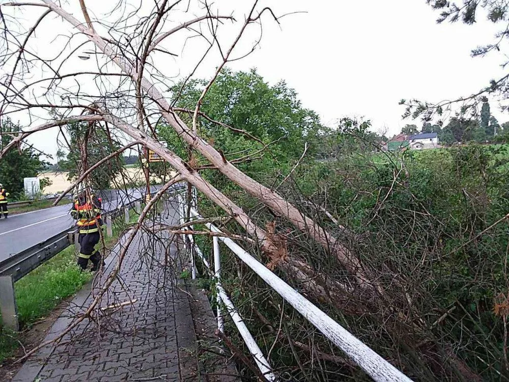 FOTO: Hasiči zasahovali kvůli bouřkám na čtyřiceti místech. Výstraha platí i pro dnešek