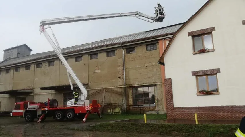 FOTO: Hasiči zasahovali kvůli bouřkám na čtyřiceti místech. Výstraha platí i pro dnešek