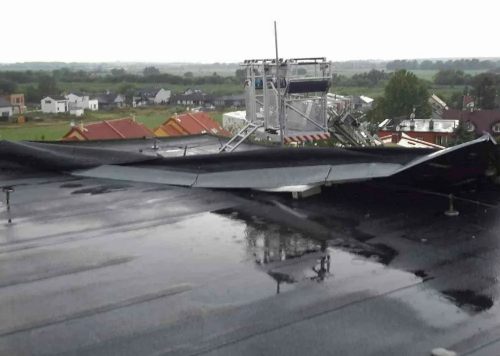 FOTO: Hasiči zasahovali kvůli bouřkám na čtyřiceti místech. Výstraha platí i pro dnešek