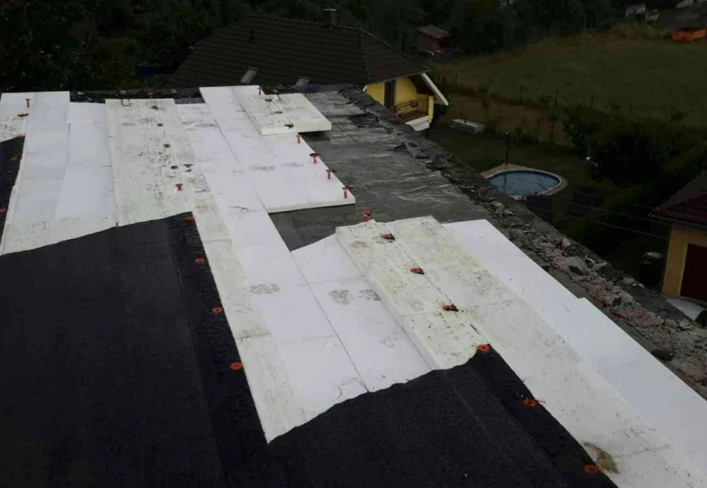 FOTO: Hasiči zasahovali kvůli bouřkám na čtyřiceti místech. Výstraha platí i pro dnešek