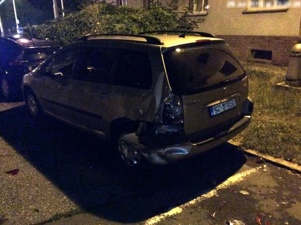 Řidič naboural do auta Na Šibeníku. Protože byl opilý, prohodil si místo se spolujezdcem