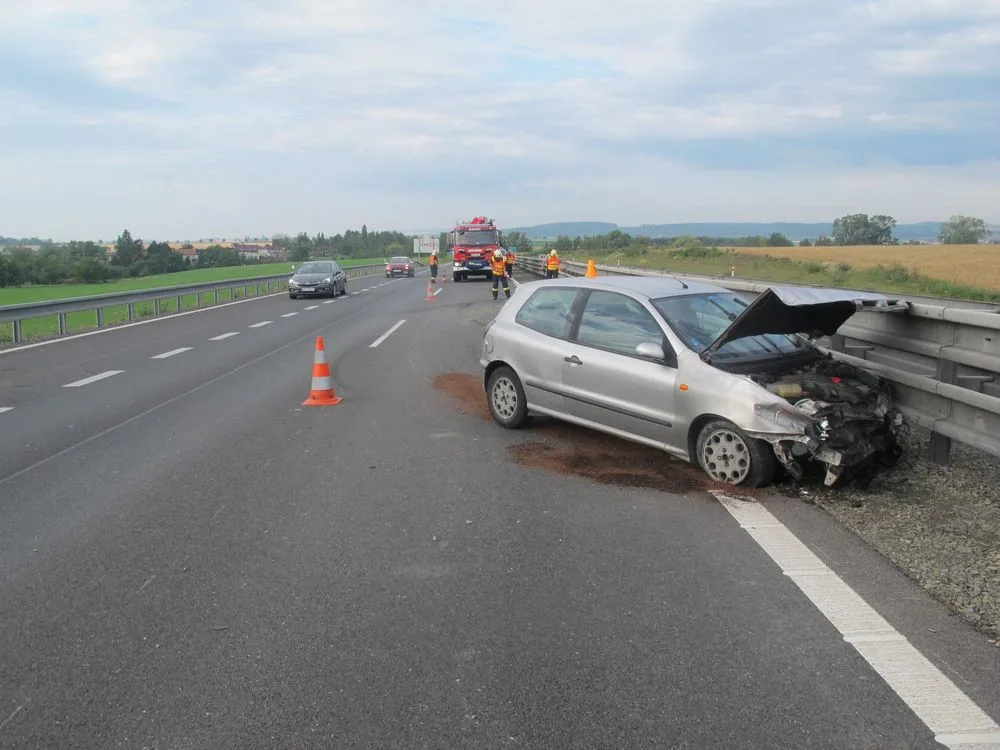 Řidič usnul na dálnici. Auto narazilo do svodidel a spolujezdkyně skončila v nemocnici