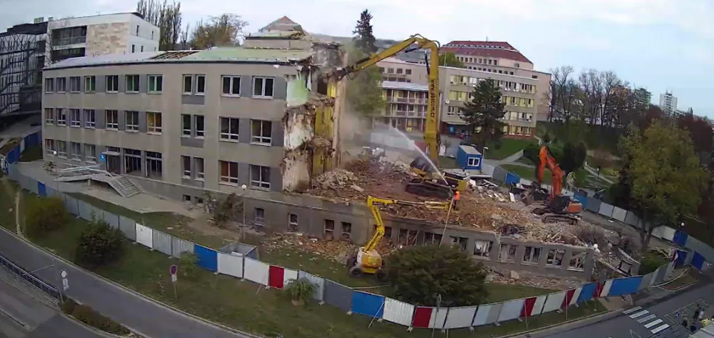 VIDEO: Podívejte se v dvaceti sekundách, jak se bourala budova II. interní kliniky v areálu Fakultní nemocnice