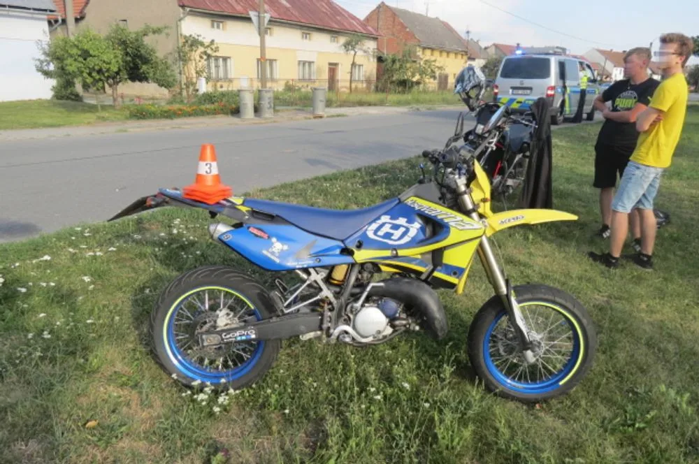 Šestnáctiletý motorkář nezvládl řízení a havaroval v příkopu