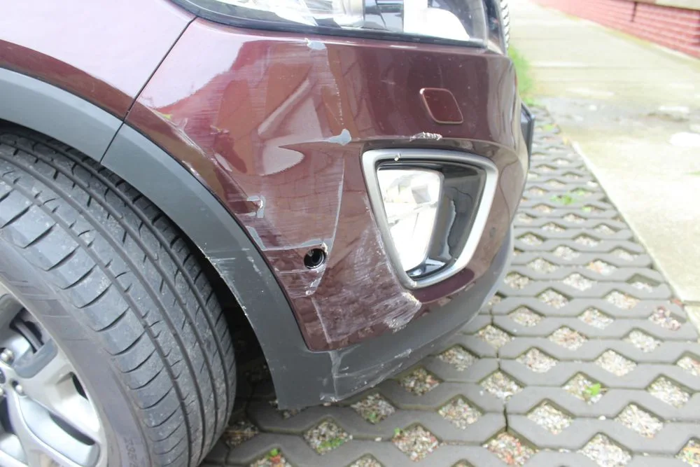 Dřevotřísková deska poškodila auto jedoucí po dálnici D46. Vznikla škoda za 30 tisíc