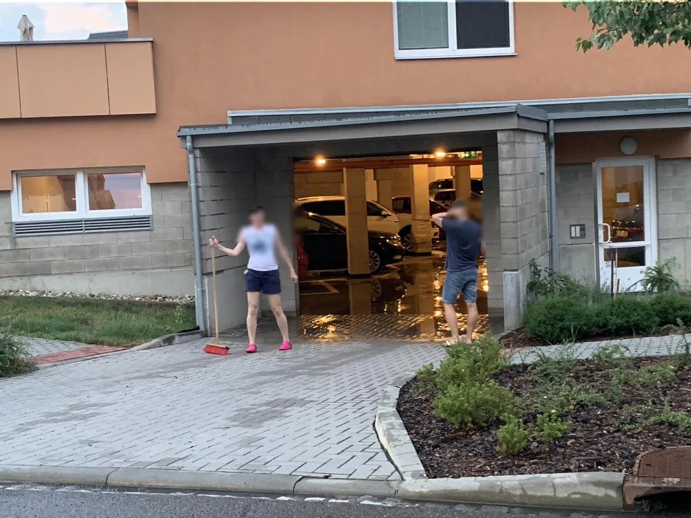 FOTO: Bouřky opět zaměstnaly hasiče. Vyjížděli k popadaným stromům i utrženým drátům vysokého napětí