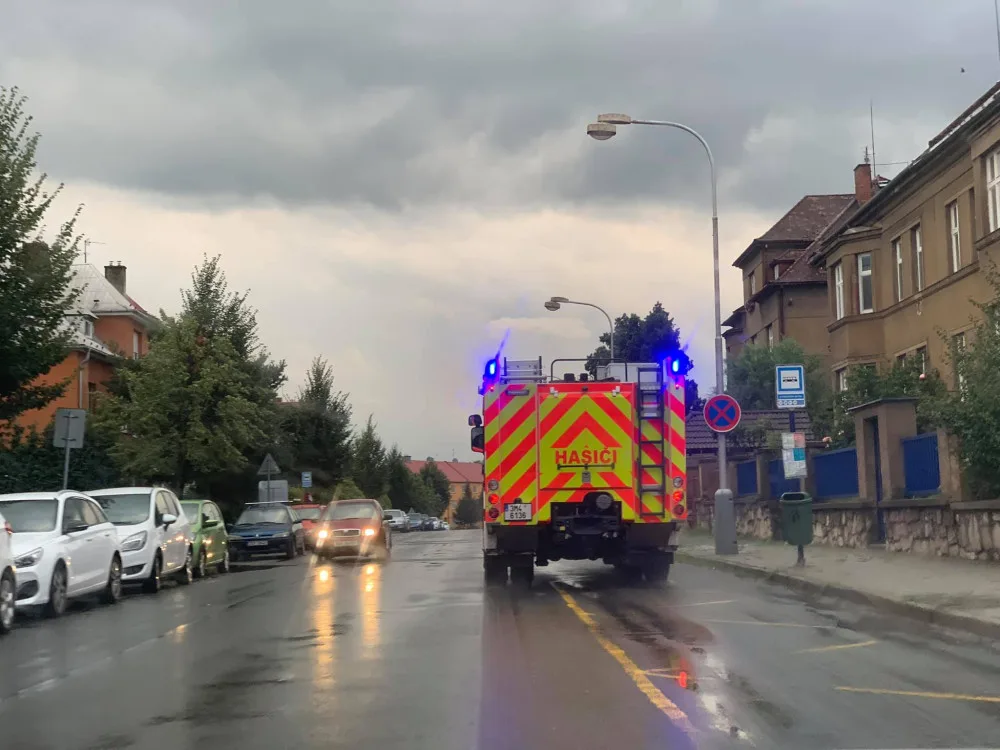 FOTO: Bouřky opět zaměstnaly hasiče. Vyjížděli k popadaným stromům i utrženým drátům vysokého napětí