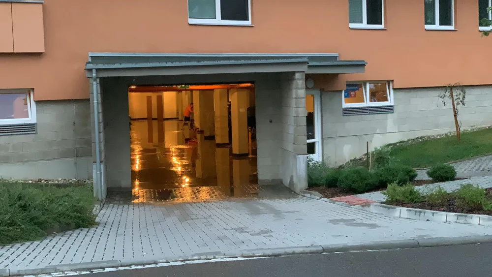 FOTO: Bouřky opět zaměstnaly hasiče. Vyjížděli k popadaným stromům i utrženým drátům vysokého napětí