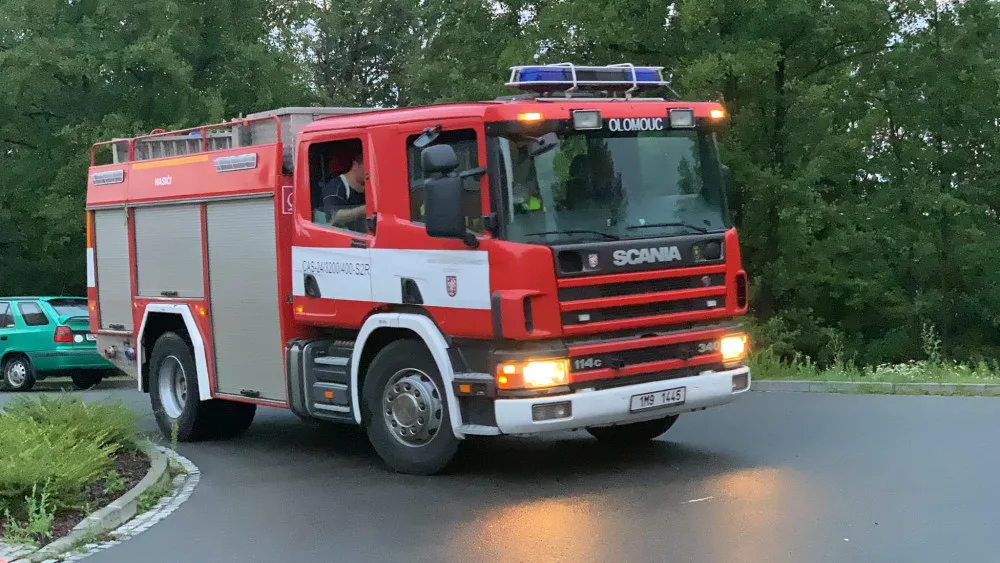 FOTO: Bouřky opět zaměstnaly hasiče. Vyjížděli k popadaným stromům i utrženým drátům vysokého napětí