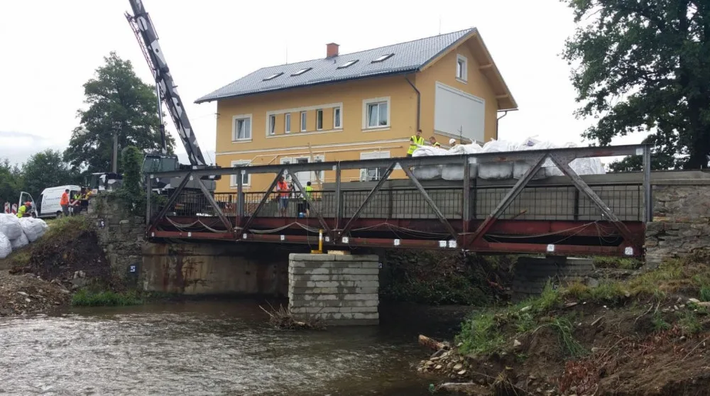 Most určený k demolici posloužil vědcům při extrémní zátěžové zkoušce. Unesl 460 tun